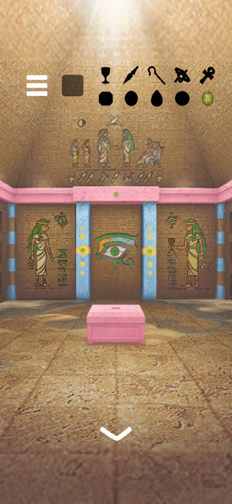 escape game: Pyramid TREASURE - Une salle d'énigmes de tombe égyptienne dans l'escape game Pyramid TREASURE avec des fresques de princesses et un œil d'Horus