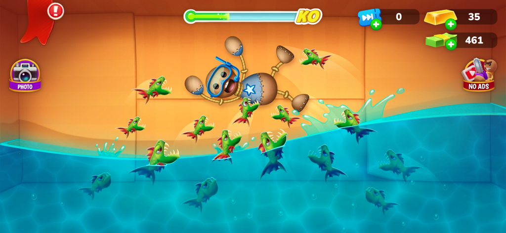 El personaje de Kick the Buddy flotando sobre el agua mientras las pirañas saltan para atacarlo