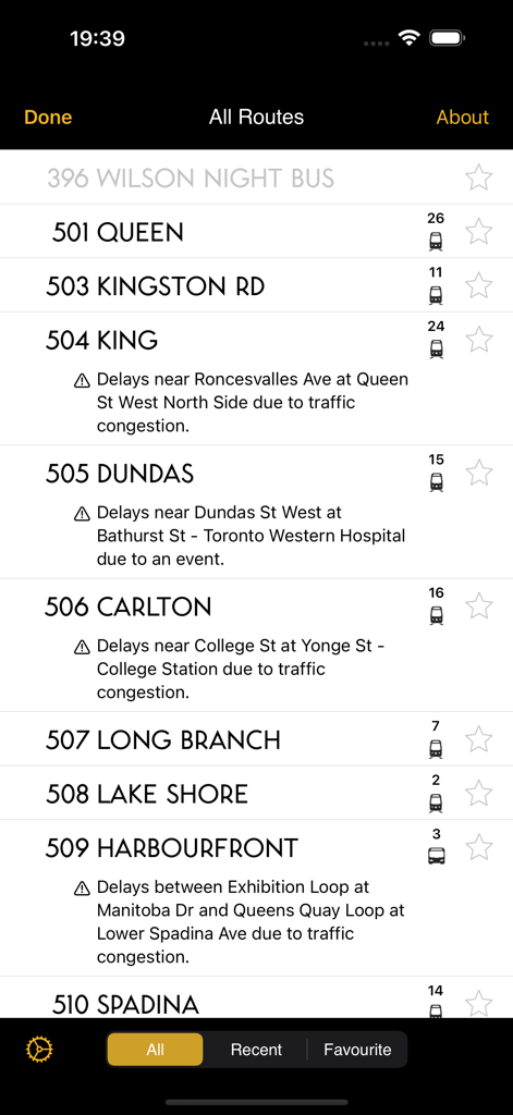 Uma lista de rotas de transporte público de Toronto mostrando contagens de veículos em tempo real e alertas de atraso de serviço no aplicativo Mapa de Ônibus TTC.