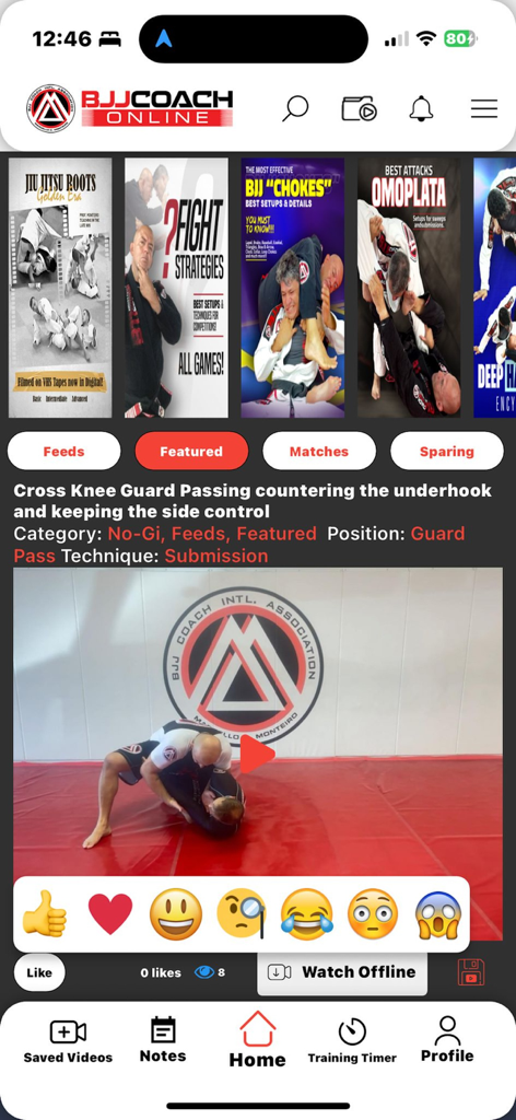 Interfaz de la aplicación móvil BJJ Coach Online mostrando cursos y videos de entrenamiento de artes marciales.