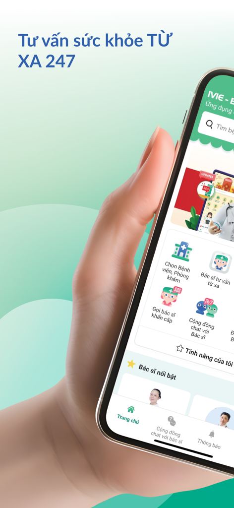 손에 스마트폰을 들고 베트남어 원격 의료 상담을 위한 IVIE Bác sĩ ơi 모바일 앱 인터페이스를 보여주는 모습.