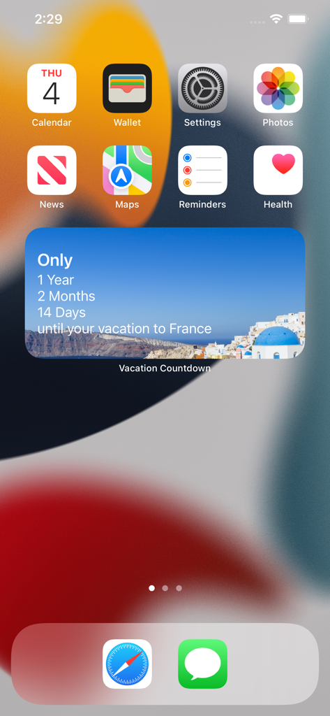 Ein iPhone-Startbildschirm mit einem großen Urlaubs-Countdown-Widget für eine Reise nach Frankreich mit einem malerischen Küstenhintergrund
