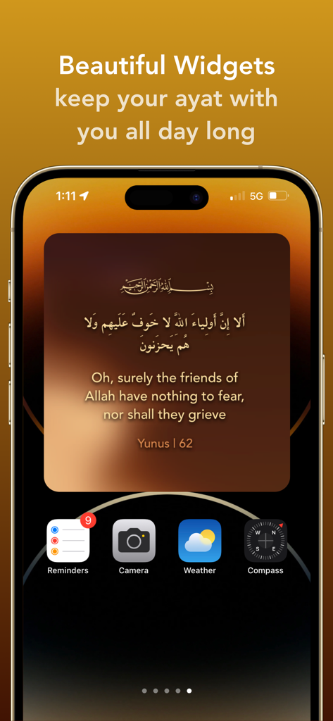 Pantalla de inicio de iPhone mostrando un hermoso widget con un verso coránico diario en árabe e inglés de la aplicación Noor.
