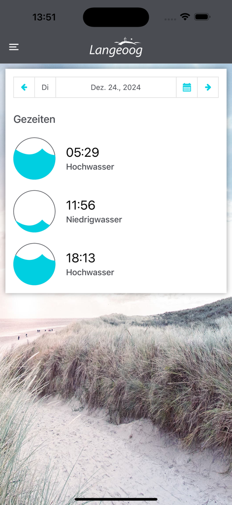 Langeoog - die offizielle App - Screenshot der offiziellen Langeoog-App, die Hoch- und Niedrigwasserzeiten vor dem Hintergrund einer Küstendüne anzeigt