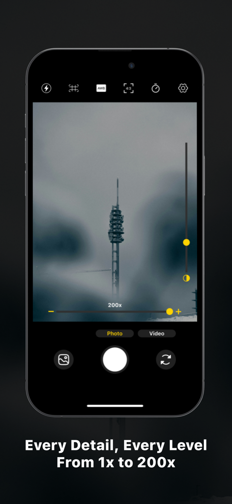 Interfaz de la aplicación de cámara de smartphone que muestra un zoom 200x en una torre distante con controles manuales