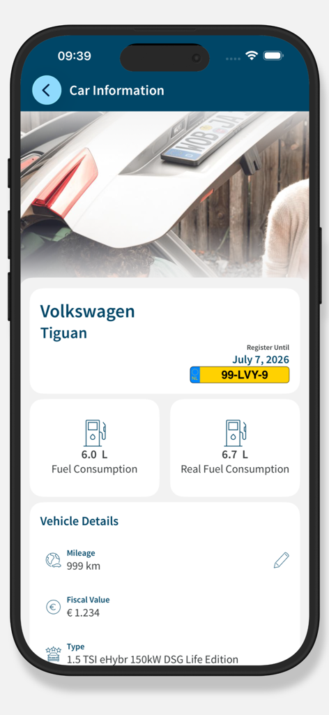 Ein Screenshot der My VWPFS-App, der detaillierte Fahrzeuginformationen für einen Volkswagen Tiguan anzeigt, einschließlich Kraftstoffverbrauch, Kilometerstand und steuerlichem Wert