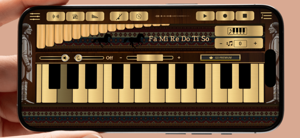 Una mano sosteniendo un smartphone mostrando la interfaz de la aplicación Pan Flute Sim con una flauta de pan virtual y un teclado de piano.