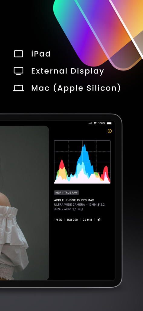 Photon Studio - Interfaz de la aplicación Photon Studio mostrando un histograma detallado y metadatos de fotos para revisión profesional de imágenes en un iPad