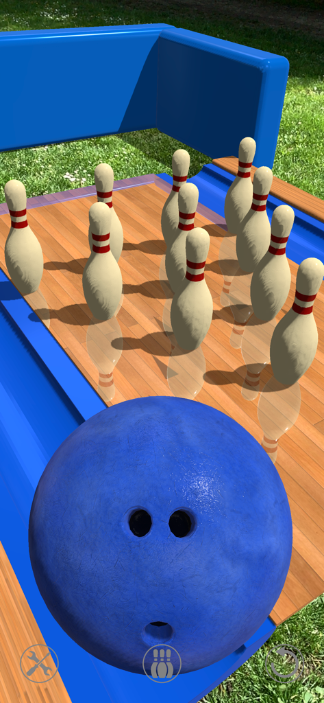 [AR] Bowling - Una bola de bolos azul y bolos blancos en una pista de realidad aumentada colocada sobre hierba