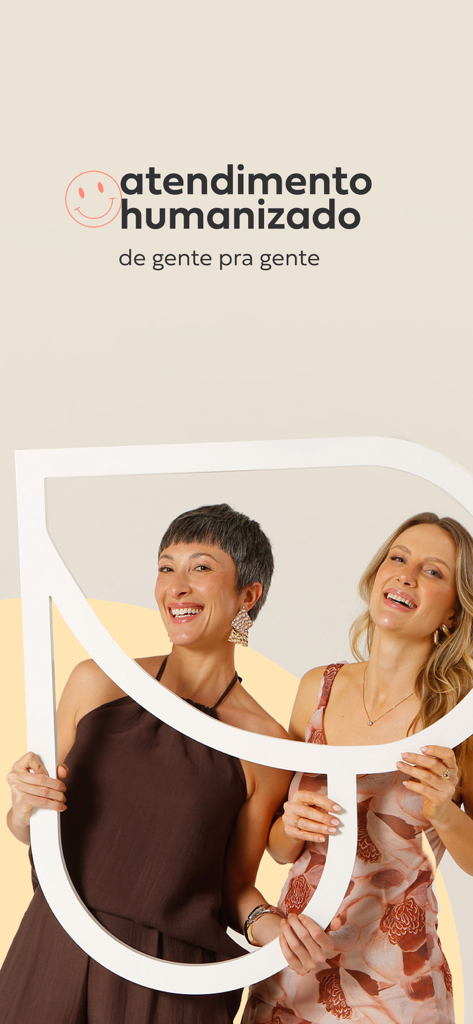 Posthaus - Due donne sorridenti tengono una grande cornice bianca con il logo Posthaus che evidenzia il servizio clienti umanizzato