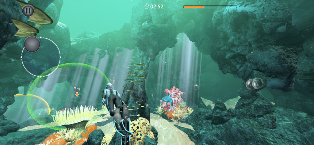 Beyond Blue - Mirai a mergulhar numa caverna subaquática colorida com raios de sol.