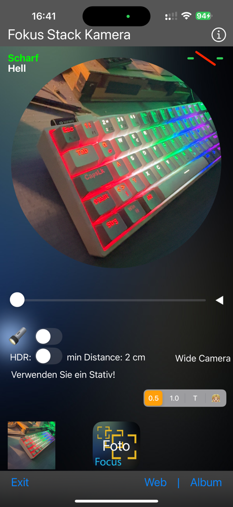 Focus Stack Camera - フォーカシングスタックカメラアプリのインターフェース。マクロ写真撮影コントロールとバックライト付きキーボードのプレビューが表示されています。