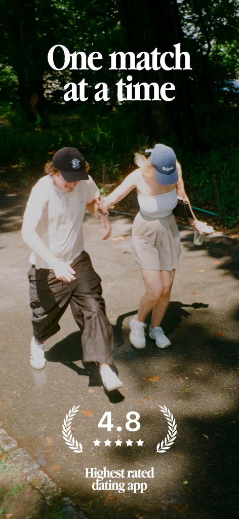 Cuffed: Dating & Relationships - Un jeune couple se promenant enjoué dans un parc avec un texte indiquant Un match à la fois et une note de 4,8 étoiles