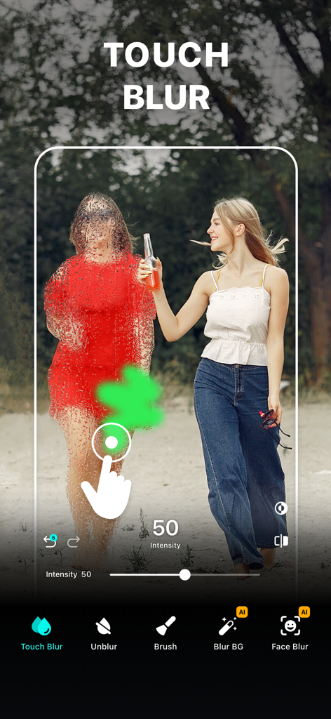 Blur Photo Editor - Eine Person, die das Touch-Unschärfe-Tool in der Blur Foto Editor App verwendet, um eine Figur in einem Foto manuell zu zensieren.