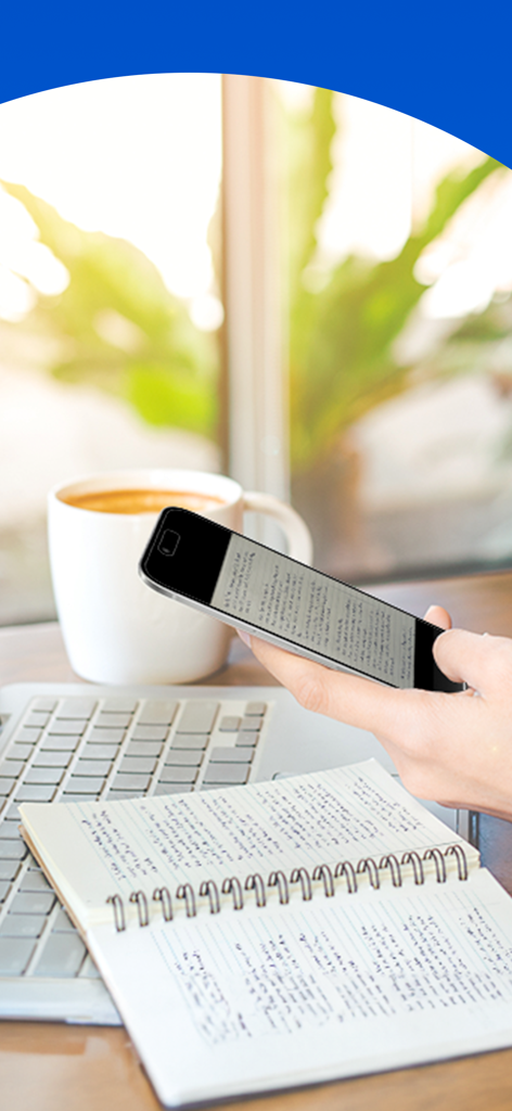 Eine Person benutzt ein Smartphone, um handschriftliche Notizen aus einem Spiralblock zu scannen.