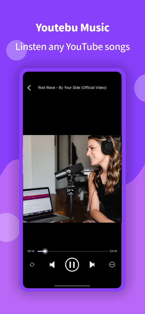Interfaccia del lettore musicale in-app per lo streaming di brani YouTube.