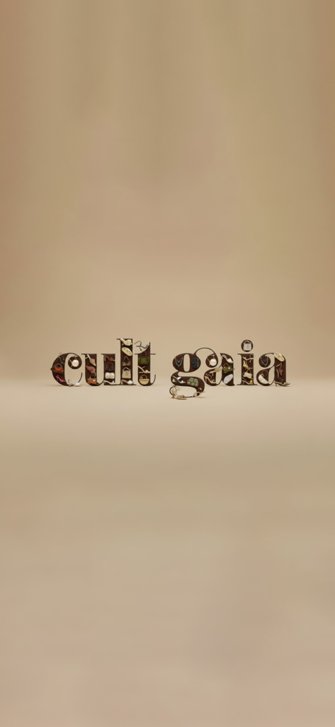 CULT GAIA - Logotipo artístico de la marca Cult Gaia con pequeños accesorios de moda dentro de las letras sobre un fondo neutro