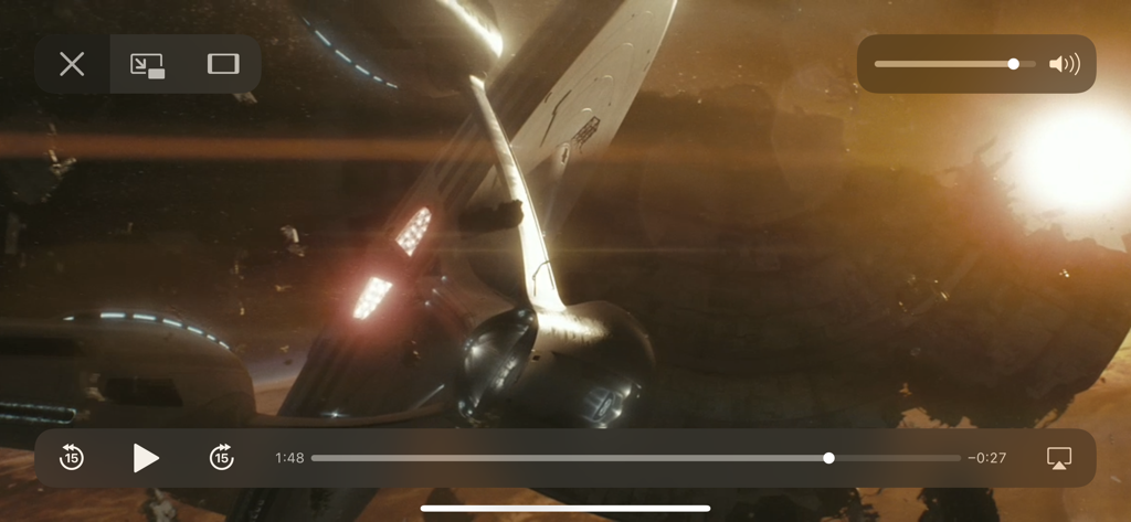 FileViewer USB for iPhone - Interfaz del reproductor de vídeo en la aplicación FileViewer USB mostrando controles de reproducción y una escena de película de ciencia ficción
