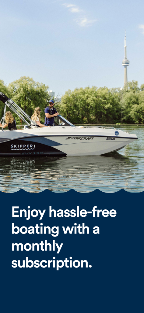 Skipperi - Un grupo de personas disfrutando de un paseo en un motovelero Skipperi con el horizonte de la ciudad y la Torre CN al fondo.