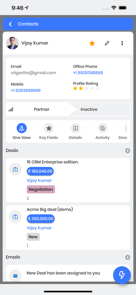 Captura de pantalla de la aplicación Vtiger CRM Móvil que muestra el perfil de un contacto con ofertas y puntuación del perfil.