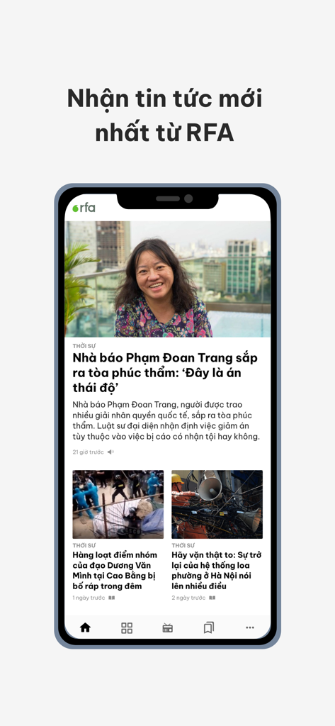 Một chiếc điện thoại thông minh hiển thị giao diện ứng dụng tin tức RFA Vietnamese với các tiêu đề và bài viết.