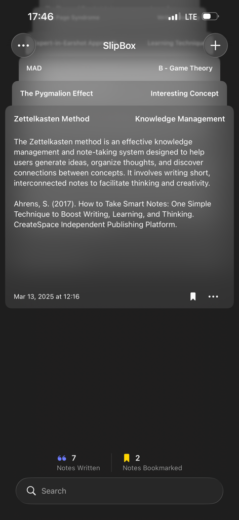 SlipBox – Zettelkasten Notes - Mobile Benutzeroberfläche der SlipBox App, die einen Stapel digitaler Notizen im Dark Mode zeigt, organisiert nach der Zettelkasten-Methode.