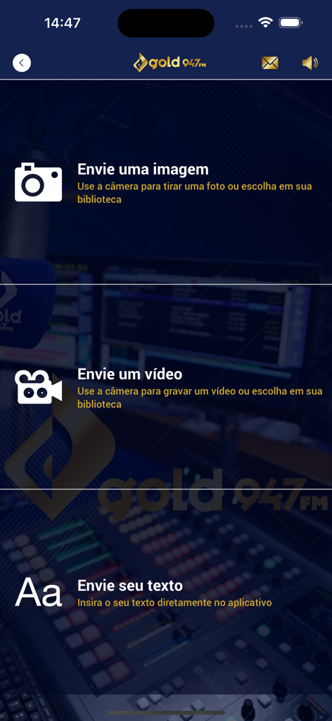 画像、ビデオ、テキストメッセージを送信するオプションを備えたRádio FM Goldアプリのユーザーインターフェイス。