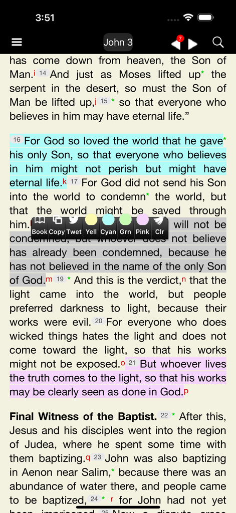 Oberfläche der katholischen Neuen Amerikanischen Bibel RE App, die hervorgehobene Schriftstellen und ein Menü zum Einfärben und Teilen von Versen zeigt.