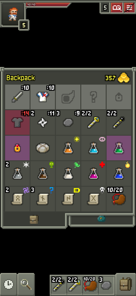A tela de inventário da mochila em Shattered Pixel Dungeon mostrando uma grade de itens em pixel art, incluindo armaduras, poções e pergaminhos.