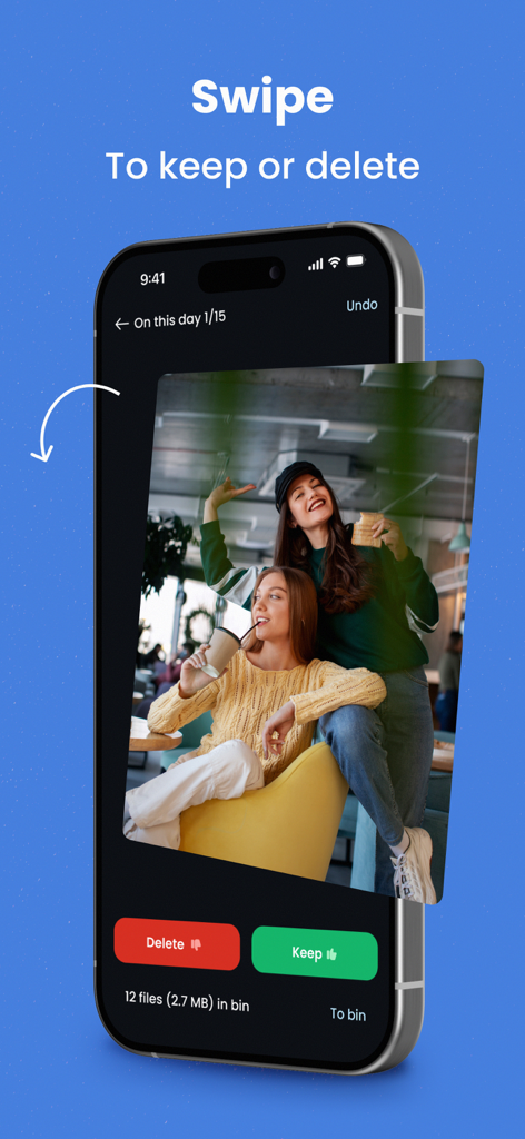 Free Up Storage - Cleanup Guru - Écran de smartphone montrant la fonctionnalité de balayage pour supprimer ou conserver les photos de l'application Cleanup Guru.