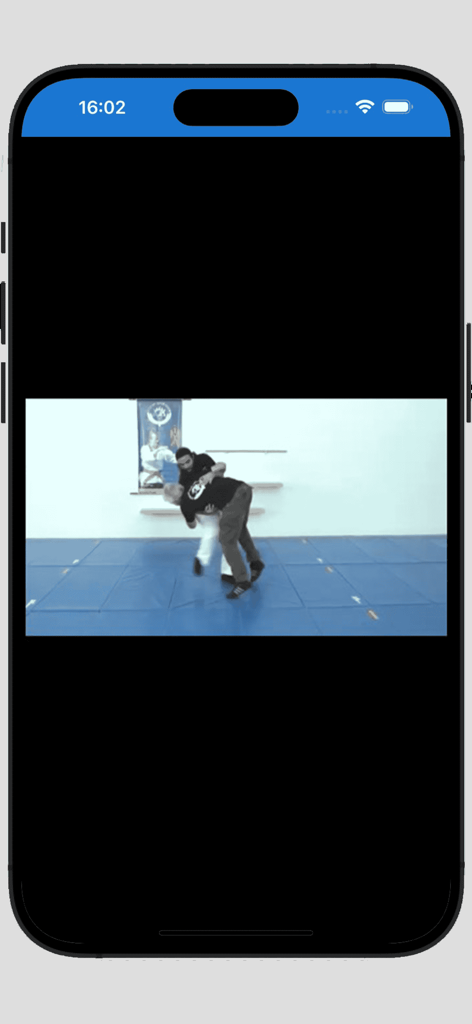 Una demostración en video de una técnica de defensa personal de Krav Maga realizándose en una colchoneta de entrenamiento