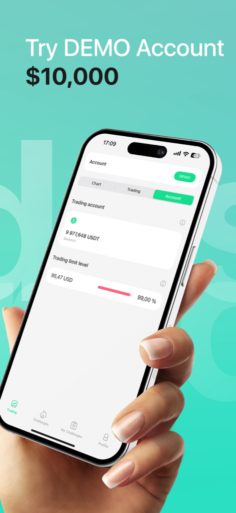Uma mão segurando um iPhone exibindo a interface do aplicativo simulador de trading de cripto TEFS com um saldo de conta demo de dez mil dólares