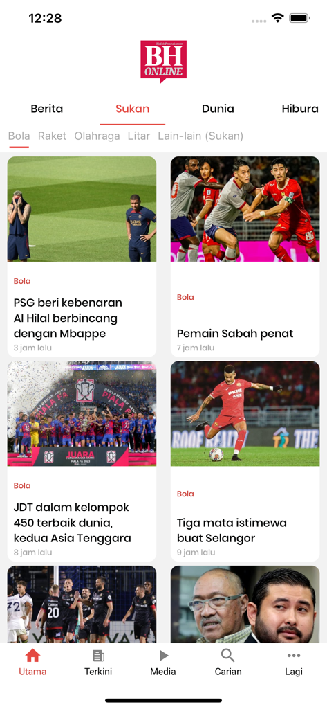 Interface de l'application Berita Harian Mobile montrant la section des actualités sportives avec des articles sur le football en Bahasa Melayu.