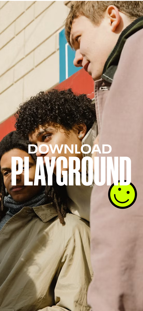 Playground - Tres jóvenes con atuendos urbanos con el texto superpuesto Descarga Playground y un icono de cara sonriente verde neón.