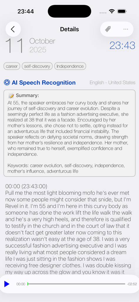 Voice Diary - Audio Transcribe - Una captura de pantalla de la aplicación Voice Diary que muestra un resumen generado por IA y la transcripción de texto de una entrada de voz grabada