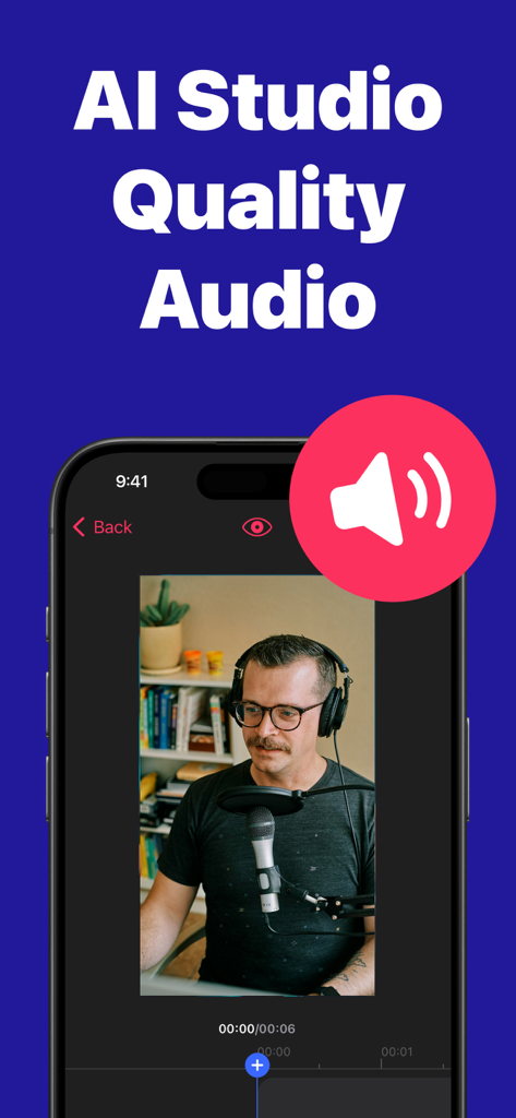 Un creador grabando un video con mejora de audio profesional en la aplicación teleprompter