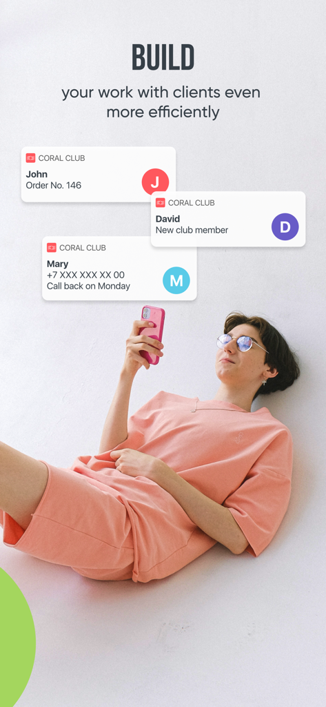 Coral Club - Uma mulher usando o aplicativo Coral Club para gerenciamento eficiente de relacionamento com clientes e pedidos