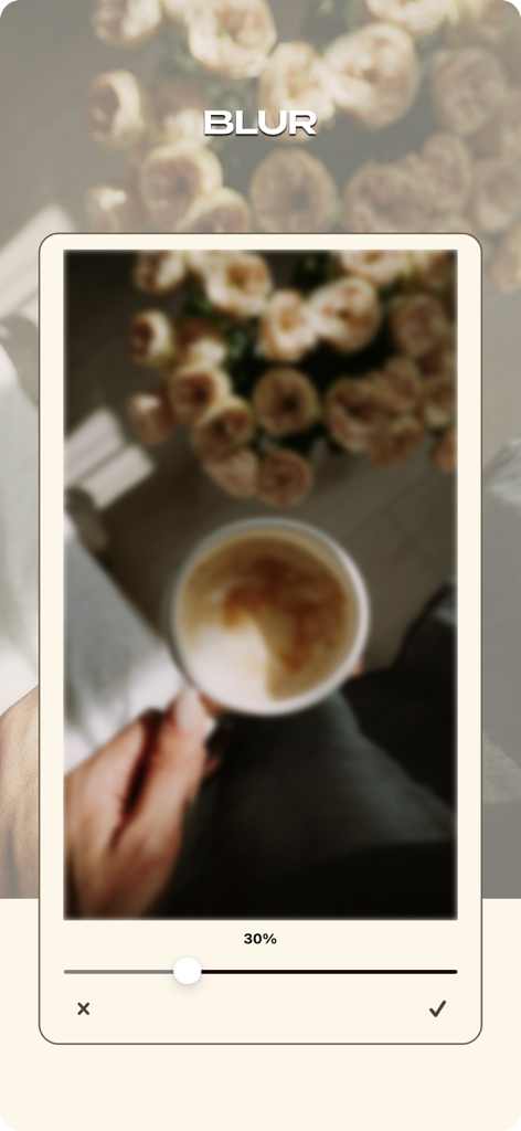 Una interfaz minimalista en la aplicación MULI mostrando un efecto de desenfoque aplicándose al treinta por ciento a una foto estética de café y flores
