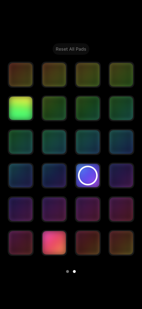 Uma soundboard de loop colorida de 24 pads para misturar música Eurobeat de condução na interface do aplicativo.