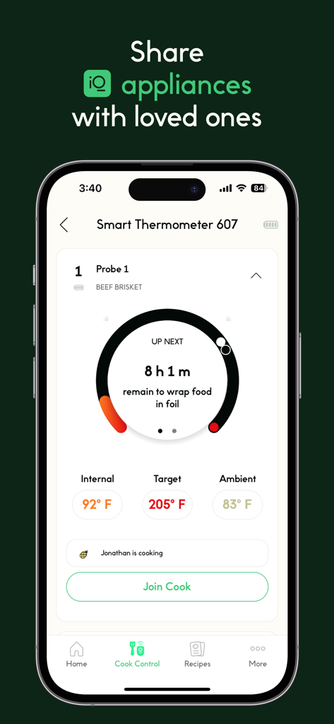 CHEF iQ - CHEF iQアプリのインターフェース。ビーフブリスケットのリアルタイム温度監視と家電共有機能が表示されています。