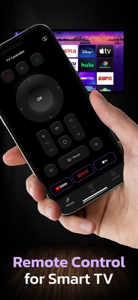Universal Remote: TV Control • - Una mano sosteniendo un iPhone con una interfaz de control remoto de TV digital para controlar una pantalla de Smart TV