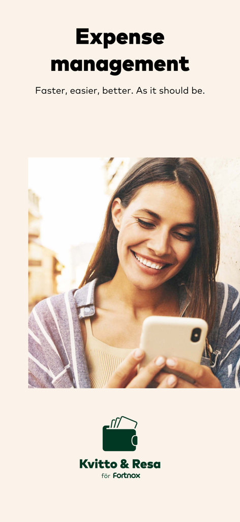 Kvitto & Resa - スマートフォンでKvitto & Resa経費管理モバイルアプリを使用しながら笑顔の女性。