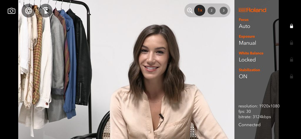 Interface de l'application Roland Satellite Camera montrant les paramètres vidéo et un flux de caméra en direct pour une diffusion professionnelle