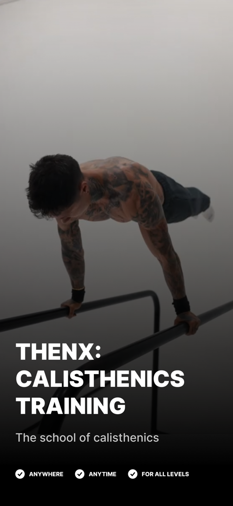 Thenx カリステニクス トレーニング アプリで、平行棒の上でプランシェを行うクリス・ヘリア