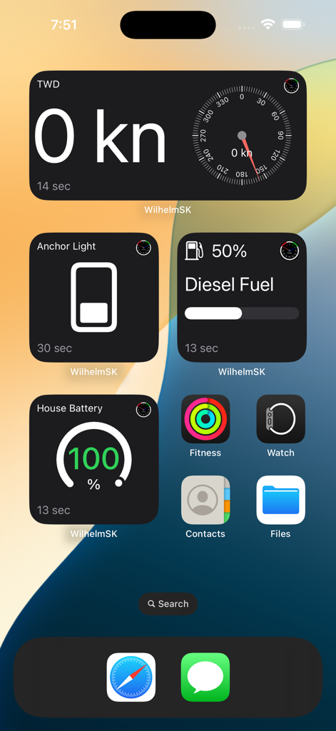 Tela inicial do iPhone exibindo widgets marítimos WilhelmSK para dados de vento, combustível e bateria