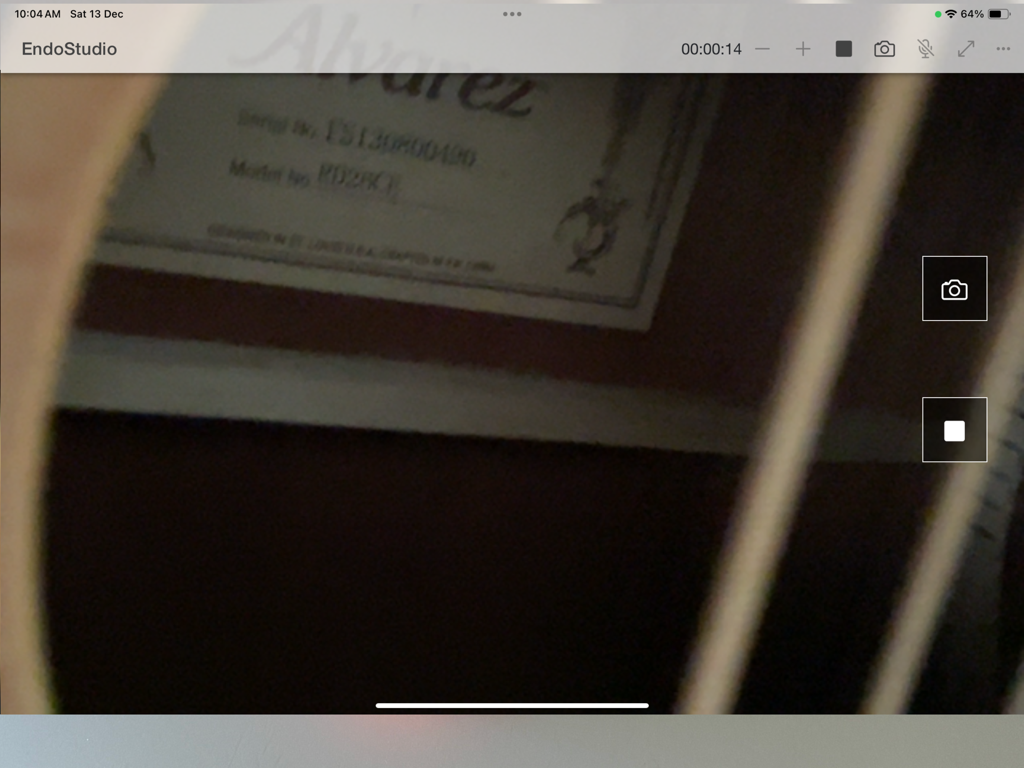 EndoStudio - Aplicación EndoStudio mostrando una transmisión de cámara boroscópica en vivo del interior de una guitarra acústica en un iPad