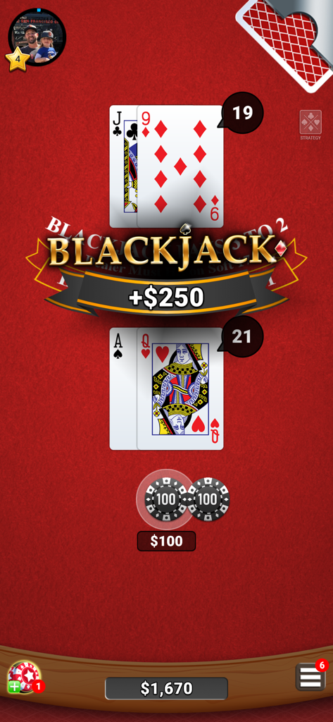 Blackjack 21! - Casino Games - Uma mão vencedora de blackjack com um Ás e uma Dama mostrando 21 pontos em uma mesa de cassino vermelha