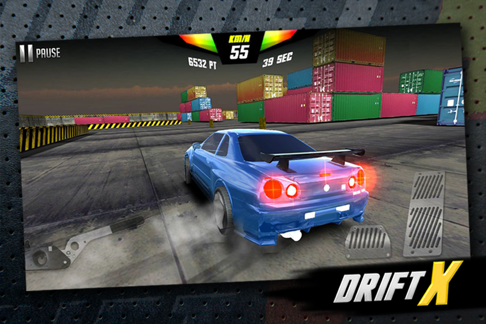 Drift X - Coche azul derrapando en un patio de contenedores en el juego Drift X
