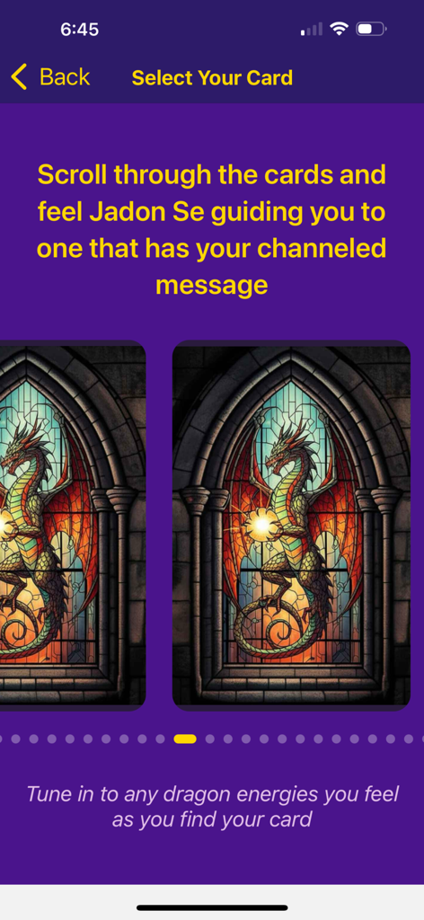 Golden Dragon Oracle Deck - Pantalla de la aplicación Golden Dragon Oracle Deck mostrando dos cartas de oráculo con temática de dragón en estilo de arte de vidriera para la selección del usuario.