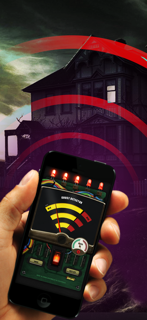 Una mano sosteniendo un teléfono inteligente que muestra la interfaz de la aplicación de detección de fantasmas frente a una casa embrujada y espeluznante por la noche